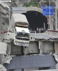 四川省で橋倒壊