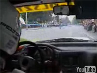 特設コースを疾走するラリーカーのオンボード映像